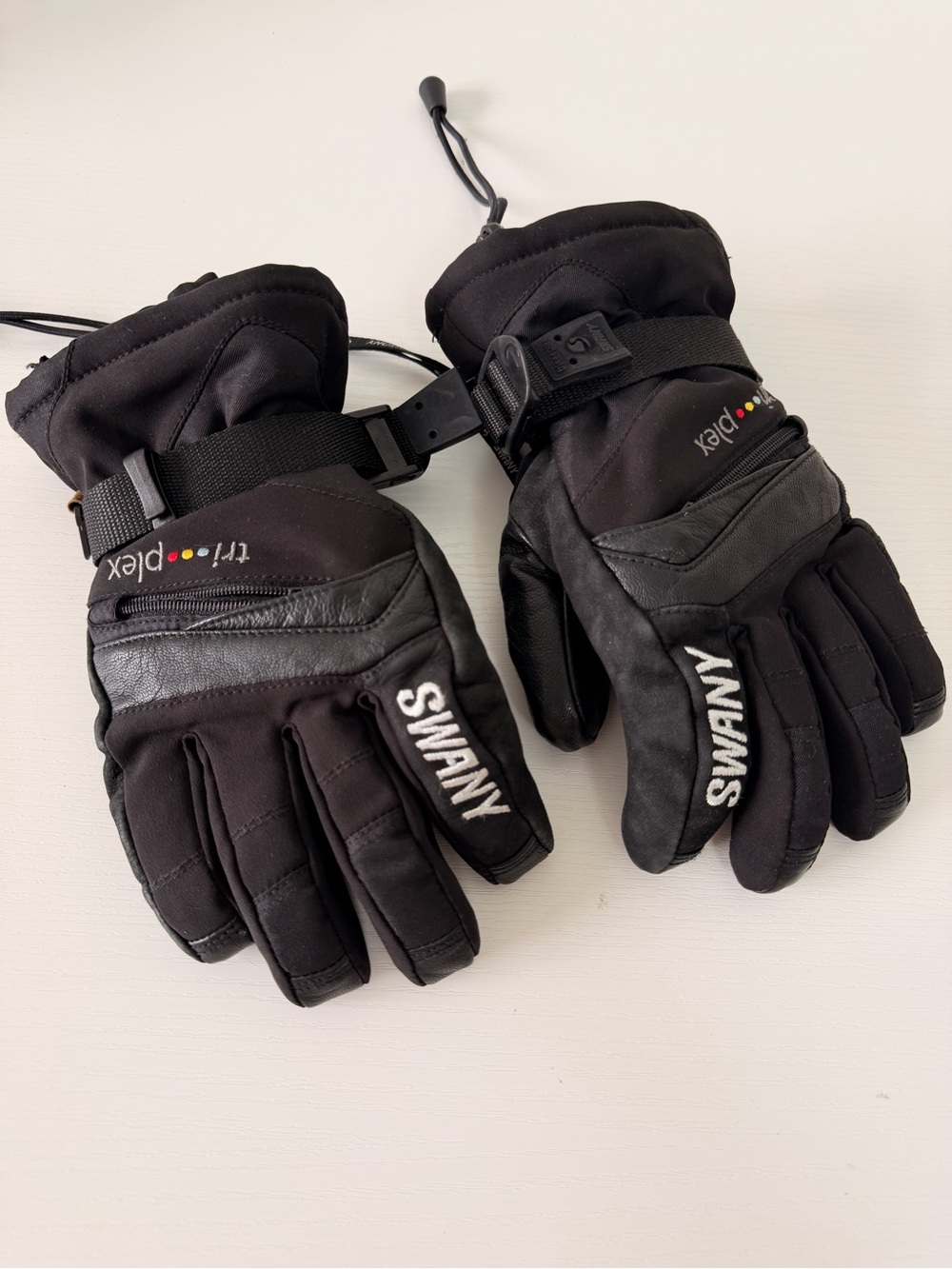 Swany Black Ski/Snowboard Gloves with Tripl-plex Detail Size 7/8 Youth